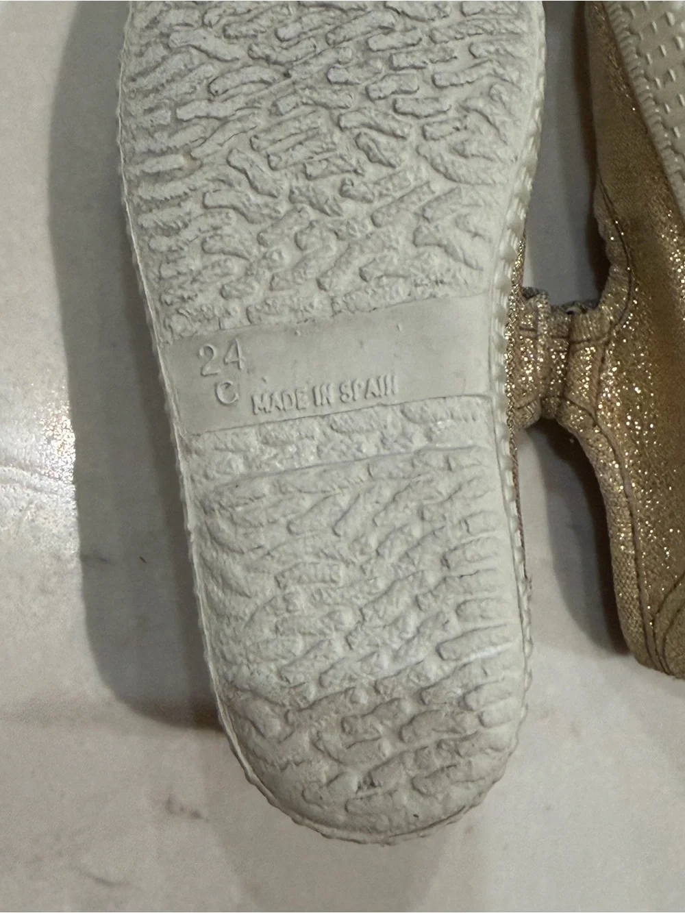 Cienta Gold Glitter Mary Jane Sandals for Kids